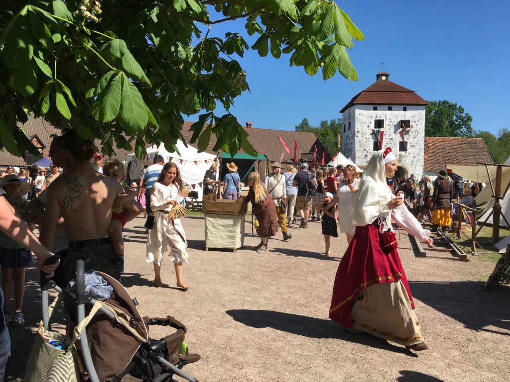 När medeltiden kom till Hovdala i helgen blev det folkfest. liksom tidigare år med kombinationen av marknad, mängder av aktiviteter och SM i tornerspel.