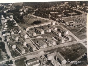 På vykortet över Hässleholm från 1950-talet syns den nedlagda soptippen på den plats där Qpoolen ligger idag. Någon byggnad för tillverkning av bekämpningsmedel eller sanering av möbler går dock inte att se.