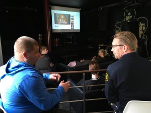 Ungdomarna samlade inför filmvisning. Magnus Eliasson, ordningsvakt, och Mattias Östling, räddningstjänsten, samtalar.