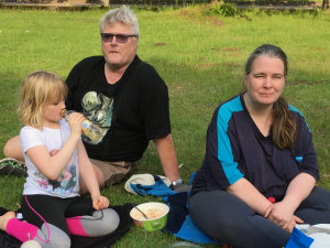 Bland aktivisterna som picknickade i Officersparken fanns Sven-Inge och Maritha Henriksson med dottern Ellinor.