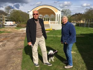 Kaj Gummesson och Gunilla von Ritter, med hunden Kamille, 8 år, var nyfikna på den just avtäckta paviljongen.