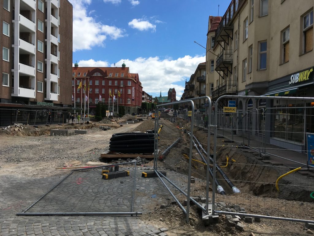 Beslutet om snösmältningsanläggningen med värmeslingor under Första Avenyen borde ha fattats innan arbetet kommit så här långt - men på torsdag står det på dagordningen igen. Foto: Lotta Persson