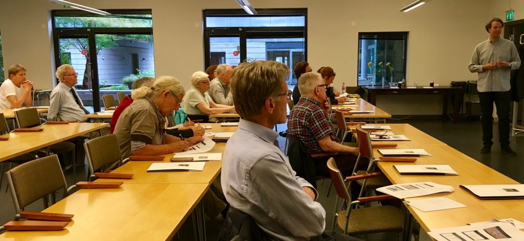 En intresserad publik lyssnade uppmärksamt på Ludvig Einarsson och (Mattis Kristoffersons) EU-kunskaper. 