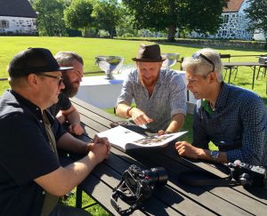 Fotograferna och kollegorna (från vänster) Håkan Kogg Röjder, Emil Malmborg, Daniel Nilsson och Hussein El-alawi summerar intrycken ute i solen.