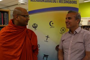 Satimanta är buddhist och Samir shiamuslim. Det är inget hinder för dialog.