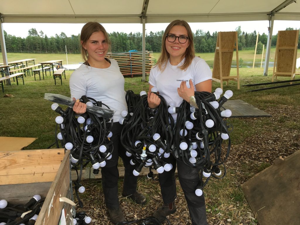 Klara och Maja Johansson laddar på med lampor - på tur står att fixa så att entrén blir festligt upplyst.