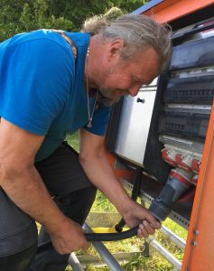 Kenneth Svensson, Västra Torups elservice, har också full koll på alla sina uppgifter. Han basar över den viktiga elen. I fjol var han med för första gången och installerade det då nya, fasta elsystemet.