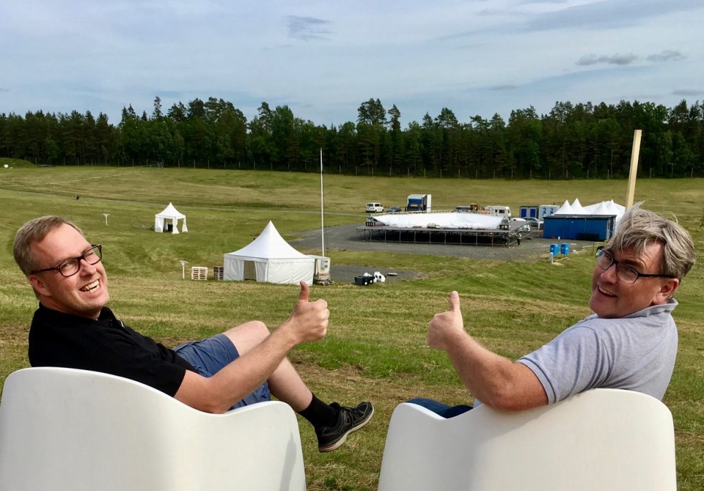 Två nöjda festivalgeneraler gör tummen upp, Mats Gunnarsson (t v) och Jonas Johansson.