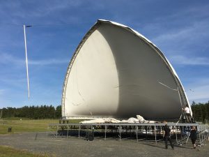 Efter viss dramatik kunde taket på stora scenen fällas upp.