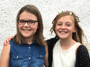 Kompisarna Leah Jannerstig (t v) och Matilda Bodén har trivts utomordentligt på skolan i Västra Torup. 