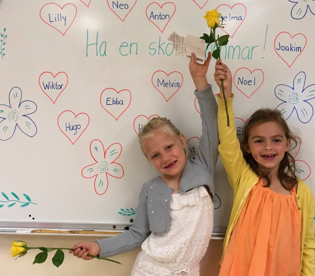Maja Lundh och Lilly Stenberg önskar alla en skön sommar.