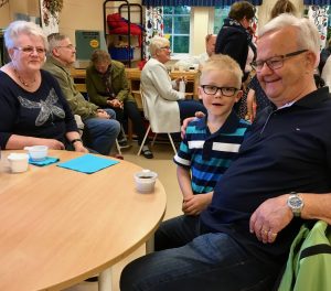 Mormor Laila och morfar Leif Jeppsson med sjuårige Melvin Rydzén Johansson. Melvin har stortrivts i skolan, men nu hägrar Gröna Lund. 