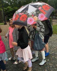 Vad gör regnet när det finns så fina regnkläder och vackra paraplyer?