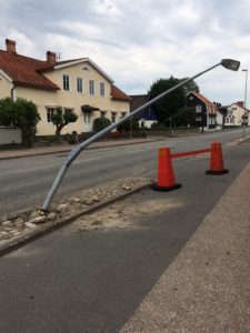 Lyktstolpen lutar kraftigt och skadan är tätad med silvertejp. Men strömmen är bortkopplad och det ska inte vara någon fara för allmänheten.