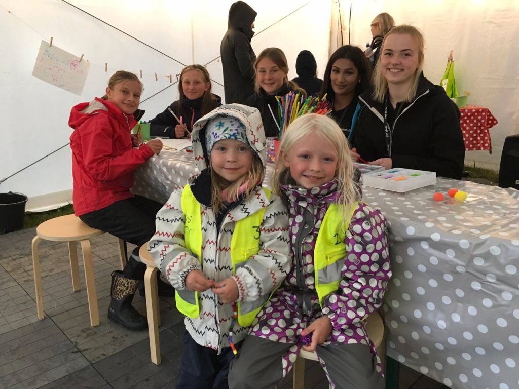 Barnen trivdes hos lekledarna i aktivitetstältet, här Alma, till vänster, och Tyra. Bakom dem syns från vänster Smilla Bolltoft, Petronella Winblad, Bella Bolltoft, Ellen Hansson och Jonna Borglin.