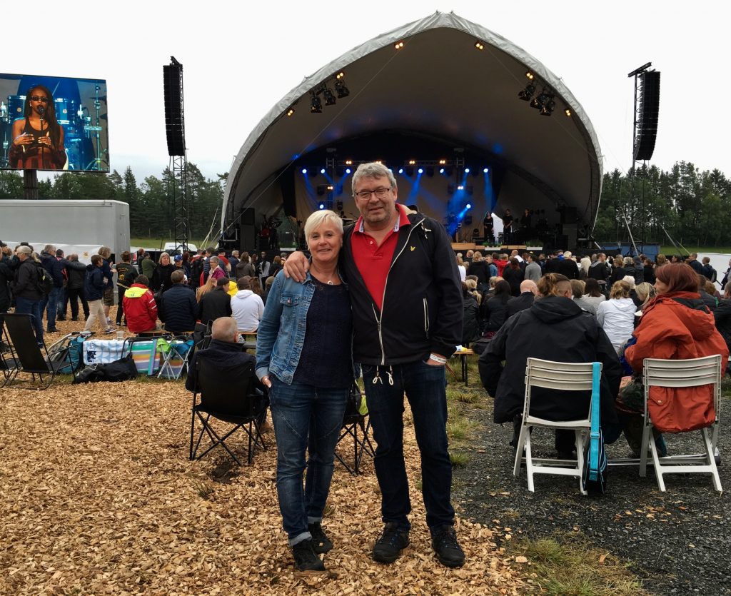 Säkerhetschef Anders Nählstedt och Gunilla Berndtsson kopplade av och njöt stort av Torsjöfesten. Anders vana öga för att bedöma folksamlingar uppskattade lördagens publik till mellan 3 000 och 4 000. Foto: Lotta Persson