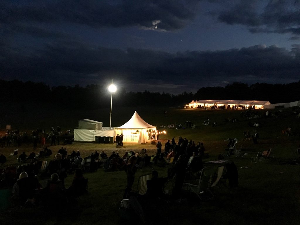 Natten sänkte sig över Torsjö Live 2017, bara belysningen i tälten och aftonstjärnan på himlen lyste upp.