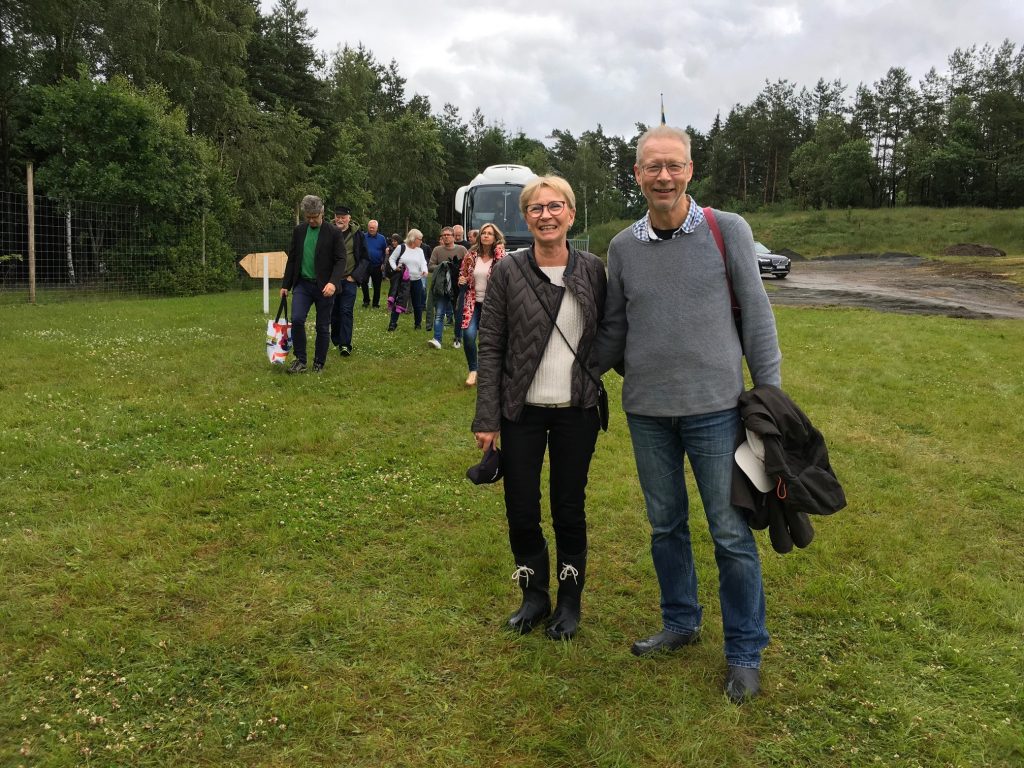 Miljöchef Sven-Inge Svensson med hustru Gunilla såg fram emot en trevlig lördagskväll. Det var första gången de deltog i Torsjö Live, men det blir helt säkert fler. -Det här är en fantastiskt fin festlokal här ute i naturen och jag hoppas på många, många fler deltagare framöver. Gunilla, lika glatt leende, håller med. Foto: Lotta Persson