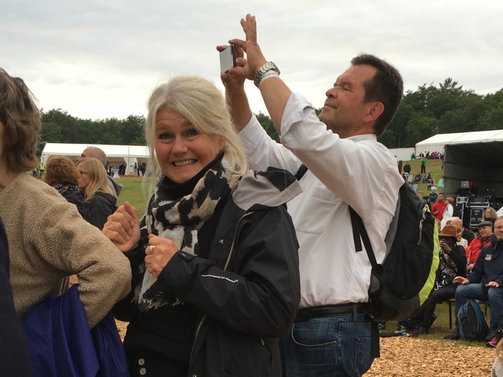 Christel och Göran Berg från Tyringe var några av dem som cyklade till Torsjö och brukar göra så, oavsett väder. Göran såg till att få en bild på Sabina Ddumba. Foto: Lotta Persson