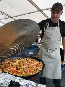 Anders Sjödin, volontär och svåger till en av kockarna, har snart grönsakerna klara. Foto: Lotta Persson