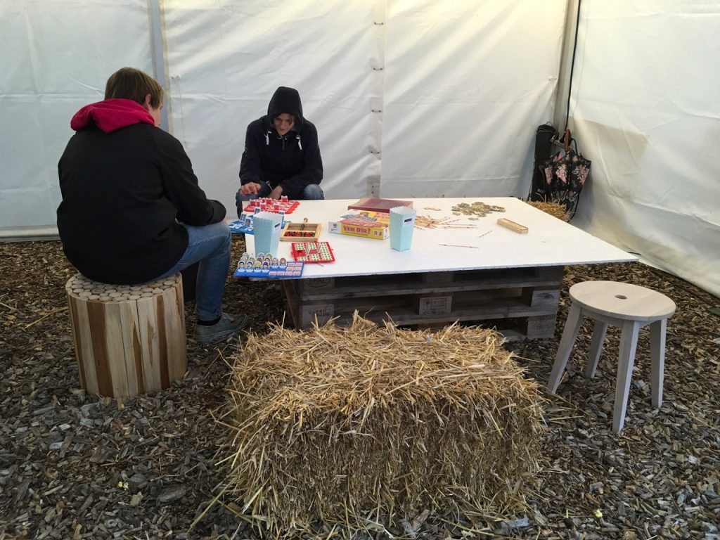 Bröderna Emilo (längst bort) och Didric Brännerud har hittat det roligaste sällskapsspelet på länge, "Vem där?". Foto: Lotta Persson