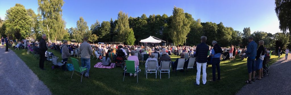 Uppskattningsvis nära 1 000 personer kom till premiären av 25-årsjubilerande allsångskvällarna i Åparken. Foto: Lotta Persson