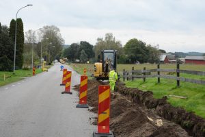 Bilden visar fibergrävning på landsbygden.