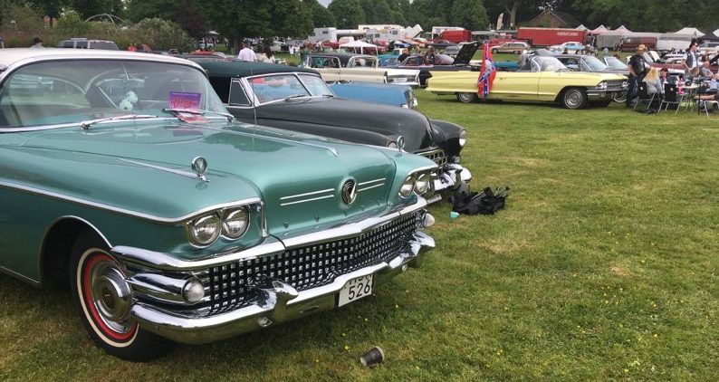 Tusentals äldre amerikanare visades upp på Hässleholmsgården, närmast en Buick från 1958.