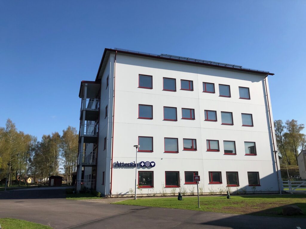 Bilden visar Björksäters äldreboende ittendos skylt Hässleholm med Attendos skylt.