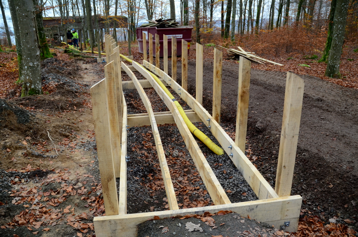 Bilden visar renovering vid trädhuset.