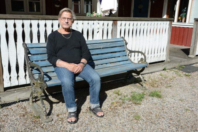 Jan Tillgren vid sitt hus.