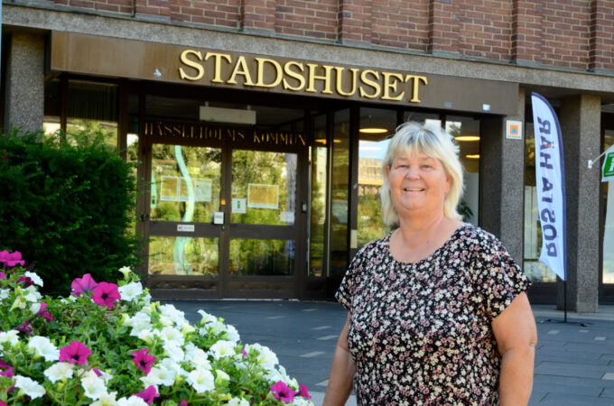 Lena Wallentheim framför stadshuset