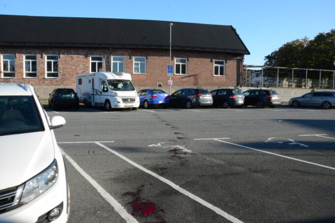 Blodspåren efter skjutningen syntes på gatan utanför Kyrkskolan.