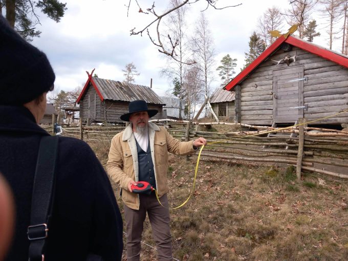 Bilden visar Oddvar Lönnerkrantz vid tingsrättens syn i vikingabyn.