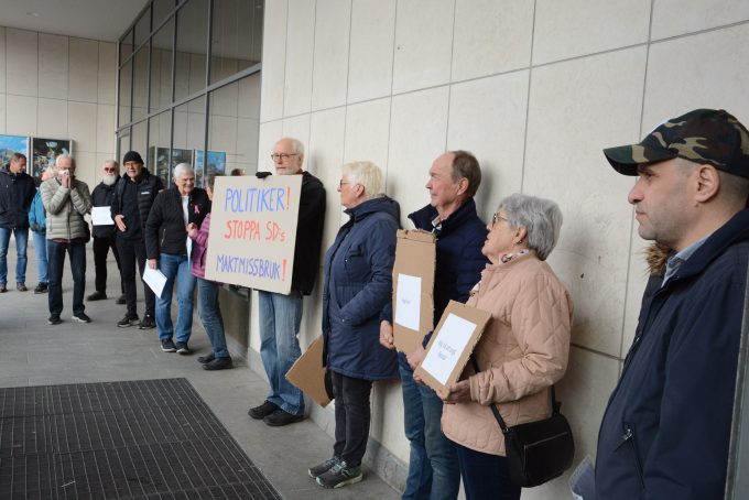 Demonstranterna uppmanade Hanna Nilsson (SD) at avgå som kommunstyrelsens ordförande.