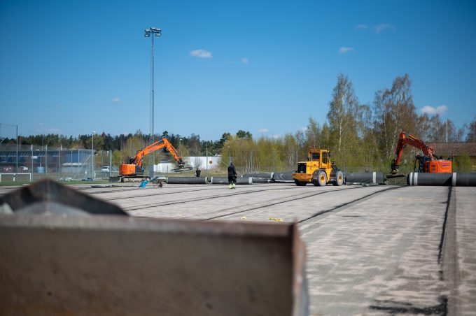 Det gamla konstgräset har tagits brot från en av planerna på Österås och ersätts med det unika naturgräset för åretruntspel. Foto: Thomas Bengtsson, Fri Kommunikation
