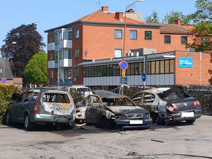 Bilden visar tre brandskadade bilar.