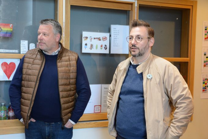 Skolchef Niklas Persson och C-partiledaren Muharrem Demirok.