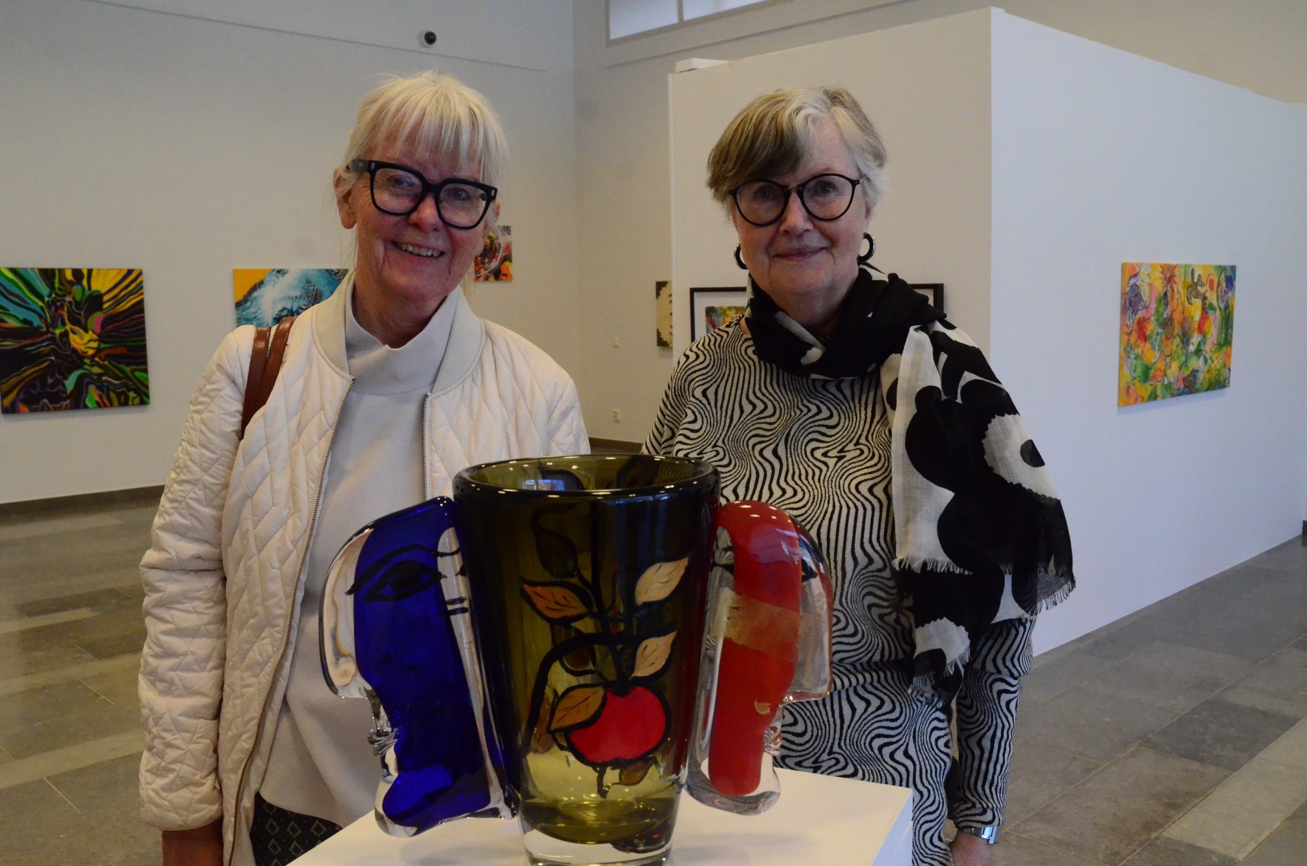 Kerstin Ek Svantesson och Lena Bäckström Åkesson från Hässleholms konstförening gläds åt konstens mångfald och dess möjligheter att vara en läkande kraft. Här tillsammans med tillsammans med konstnärerna Yuliia Levytska och Anastasiya Loyko.
