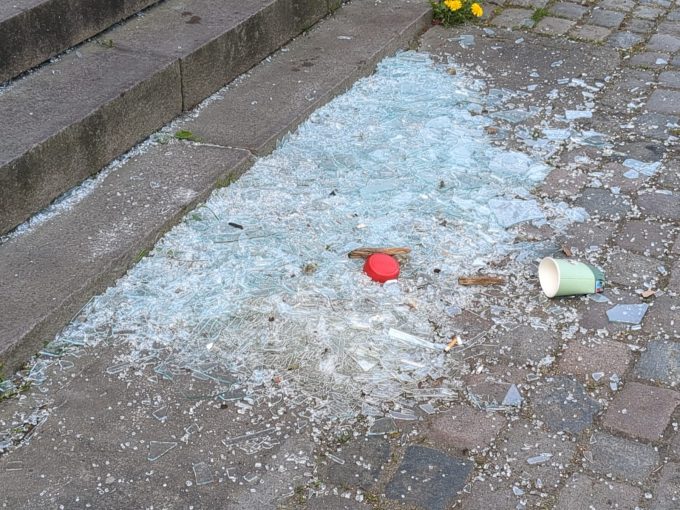 Stora mängder krossat glas ligger på marken utanför skolan. Vad som orsakat detonationen är ännu inte klarlagt. Undersökningen av föremålet fortsätter.