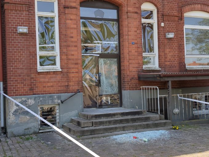 Kyrkskolans entrédörr förstördes och flera fönsterrutor krossades vid sprängningen.