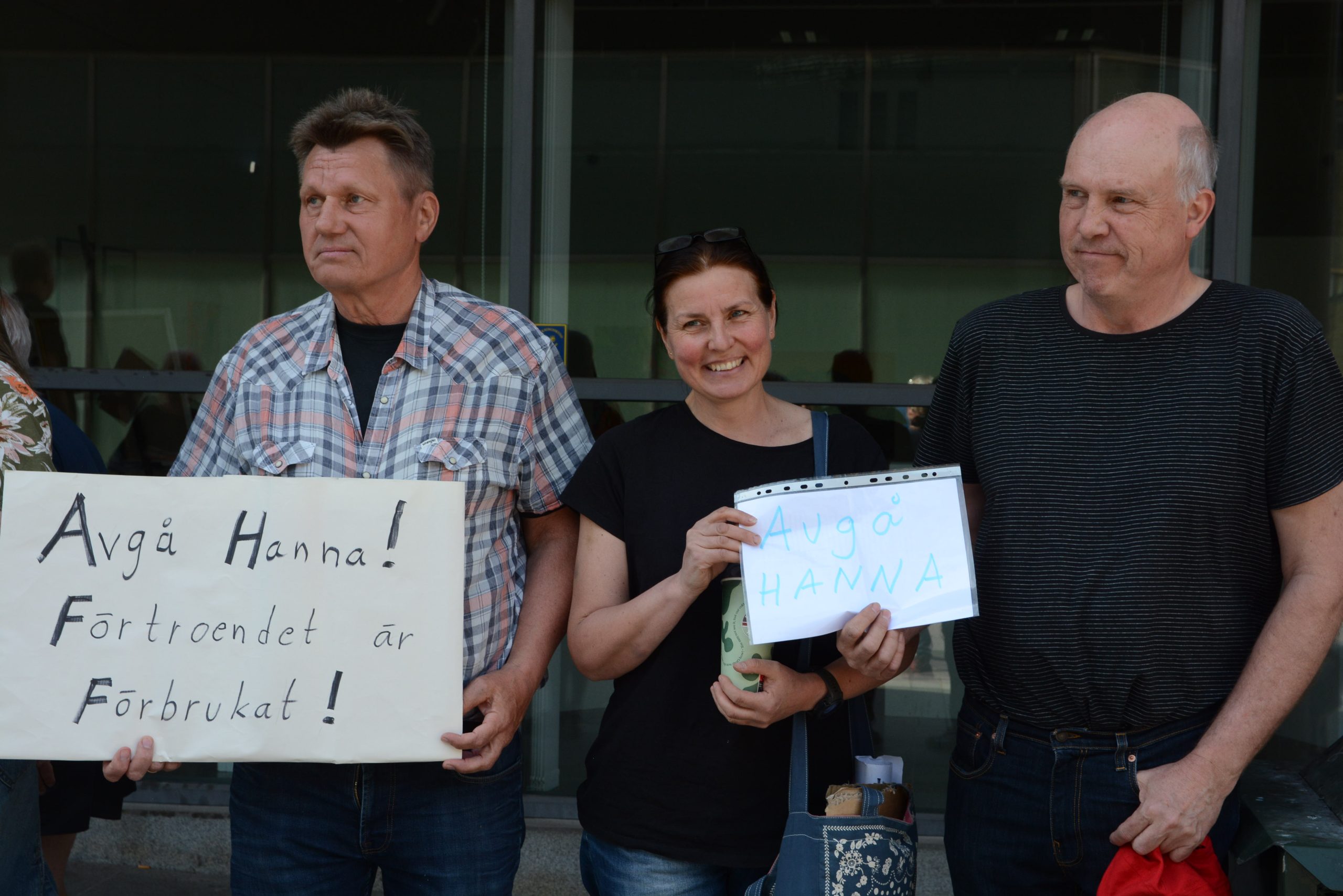 - Avgå Hanna! Förtroendet är förbrukat! Ännuen manifestation hölls på måndagen före kommunfullmäktiges sammanträde. Foto: Urban Önell