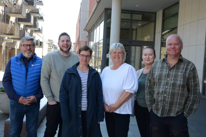 S och M har tillräckligt stöd för att ta över styret i kommunen, från vänster, Thomas Haraldsson (L), Anders Edwall (C), LIna Bengtsson (M), Lena Wallentheim (S), Arberesha Sabani (MP) och Magnus Åkeborn (V). Foto: Berit Önell