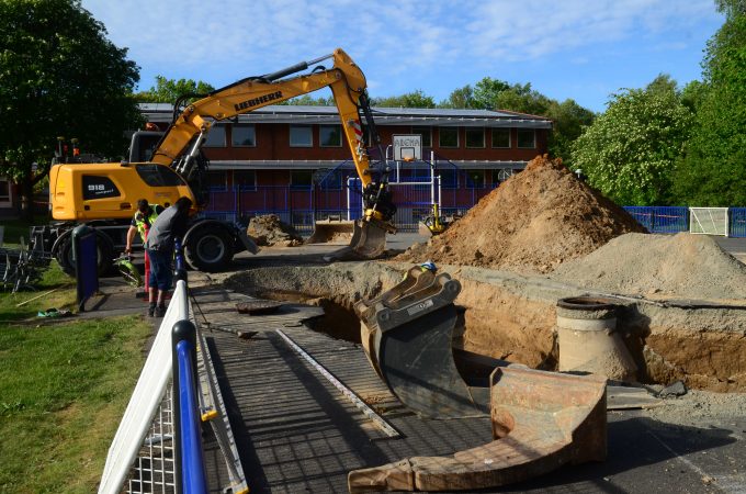 Ett gigantiskt grävarbete inleddes på måndagen kring slukhålet. Foto: Urban Önell