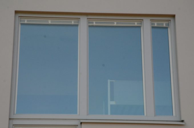 Våningssängarna till flyktingboendet skymtar fortfarande genom fönstren. Foto: Urban Önell