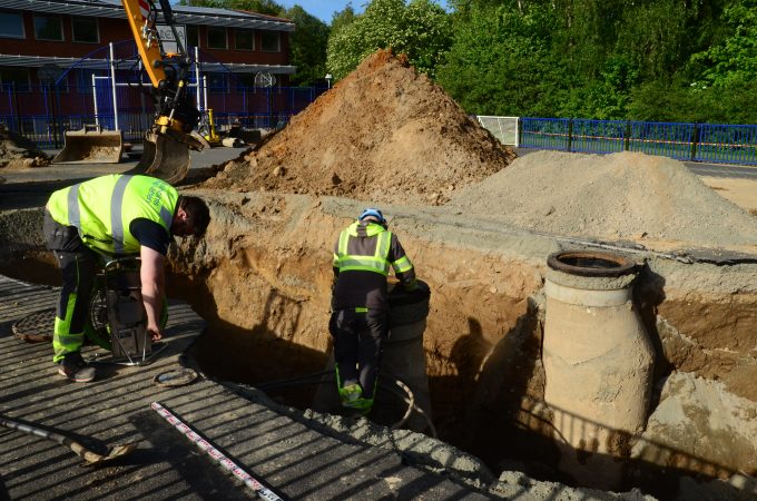 Arbetet med att lokalisera vattenläckan fortsatte på tisdagen. Bilden togs på måndagseftermiddagen. Foto: Urban Önell