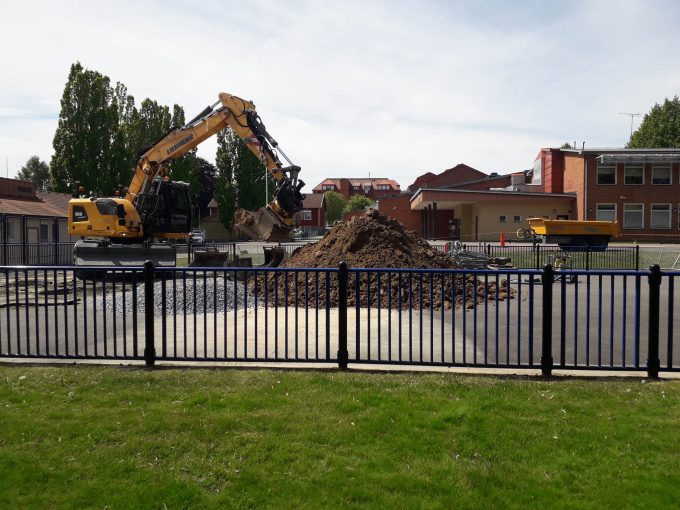 Slukhålet uppstod på skolgårdens multiarena. Orsaken tros vara en vattenläcka på dricksvattenledningen som i sin tur skadat avloppsledningen så att avloppsvattnet tryckts baklänges. Foto: Urban Önell