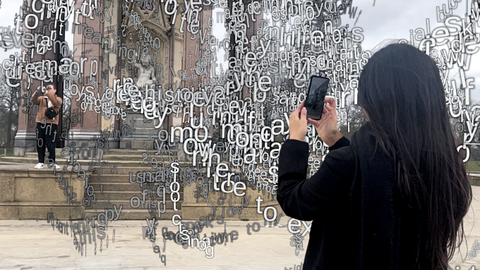 Ett virtuellt ordmoln skapas när deltagarna interagerar med ett av konstverken.