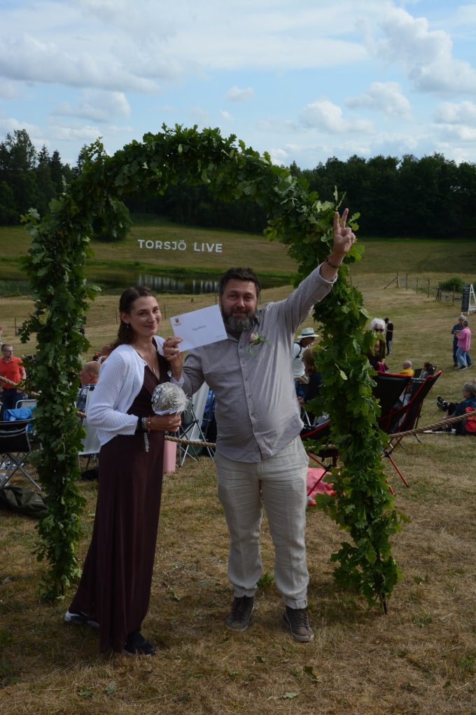 Tisse Lindblad och Johanna Bengtsson gifte sig på Torsjö LIve. Foto: Jonathan Önell
