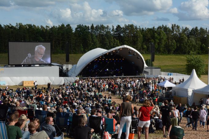 Det var fullsatt i backen när Uno Svenningsson klev upp på stora scenen på Torsjö Live. Foto: JOnathan Önell